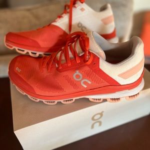 On Cloudsurfer v6 women’s sz 10 like new